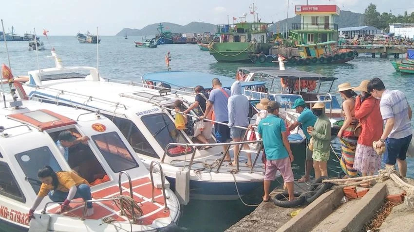 Chặt chém giá cả của du khách dịp nghỉ lễ có thể bị xử lý hình sự.webp