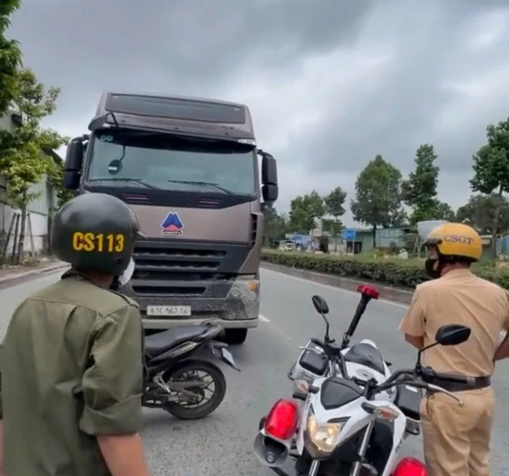 tài xế xe container không chấp hành hiệu lệnh.jpg