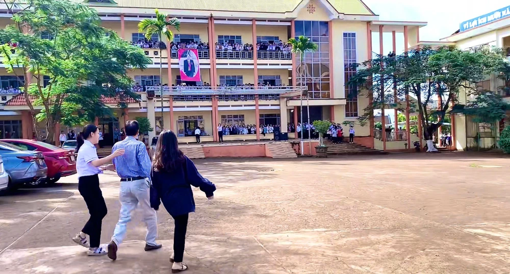 Thầy hiệu trưởng nghỉ hưu.jpg