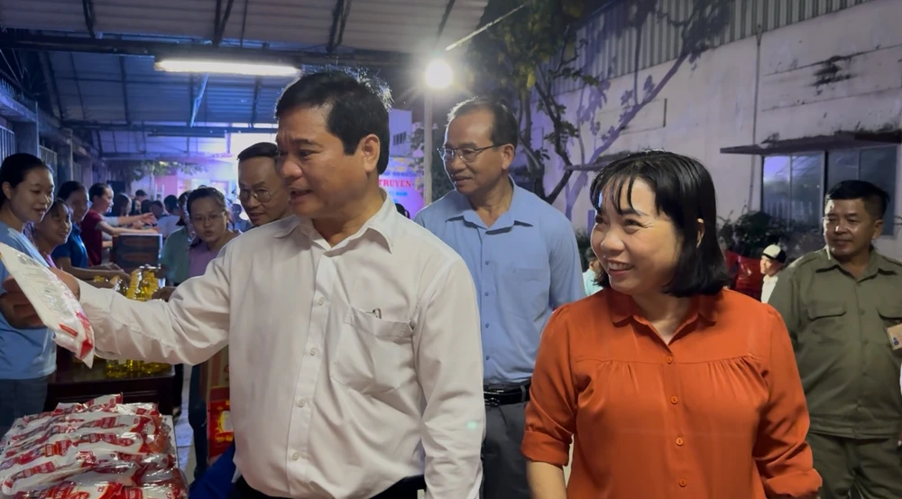 Ông Huỳnh Tấn Việt, Trưởng Ban Tuyên giáo Quận ủy quận 12 tham dự Phiên chợ nghĩa tình. Ảnh: TRẦN MINH