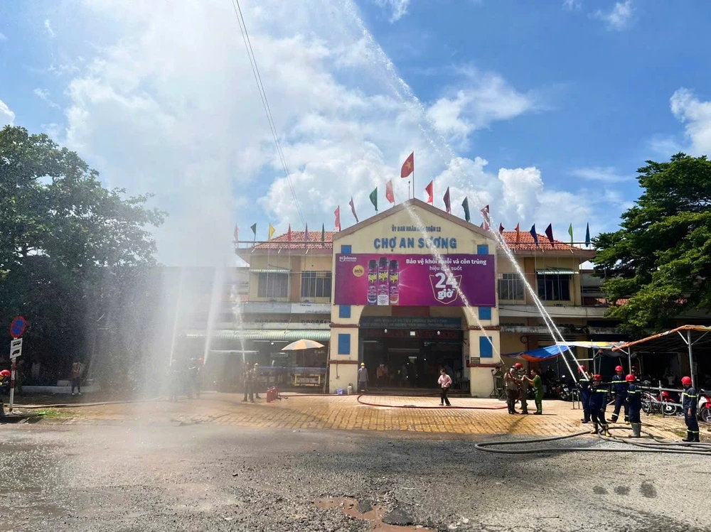 Các tiểu thương và người dân tại chợ An Sương, quận 12 tập huấn và diễn tập PCCC nhằm trang bị kiến thức và thao tác cơ bản về PCCC..jpg