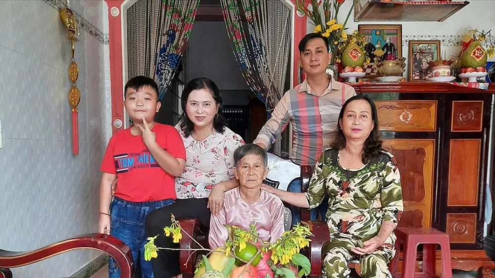 Chị Hiền cùng người thân chụp hình lưu niệm cùng (mẹ) bà Huỳnh Thị Lệ, 78 tuổi. Ảnh: NVCC