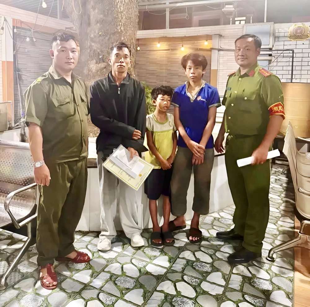 Hai cháu bé đi lạc giữa đêm khuya đã được Công an phường Đông Hưng Thuận kịp thời phát hiện, chăm sóc và đưa trở về an toàn bên gia đình.