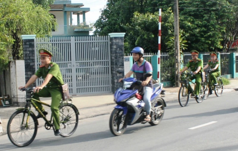Cảnh sát khu vực đi tuần bằng xe đạp ảnh 2