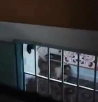 Phẫn nộ cảnh con gái đánh mẹ già bằng cán chổi ảnh 1 Phẫn nộ cảnh con gái đánh mẹ già bằng cán chổi ảnh 1