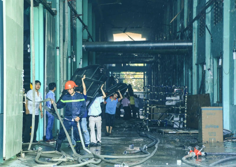 Cháy lớn tại công ty sản xuất gỗ ở Bình Dương ảnh 1