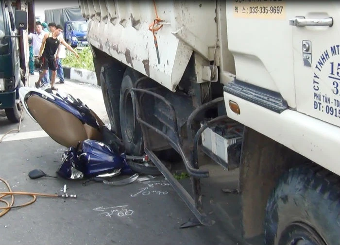 Xe ben leo dải phân cách cán hàng loạt xe máy ảnh 1 Xe ben leo dải phân cách cán hàng loạt xe máy ảnh 1