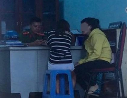 Hai cô gái làm việc với cơ quan công an. Ảnh: Vũ Hội. 