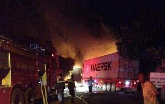 Lực lượng cứu hỏa có mặt tại hiện trường để dập lửa