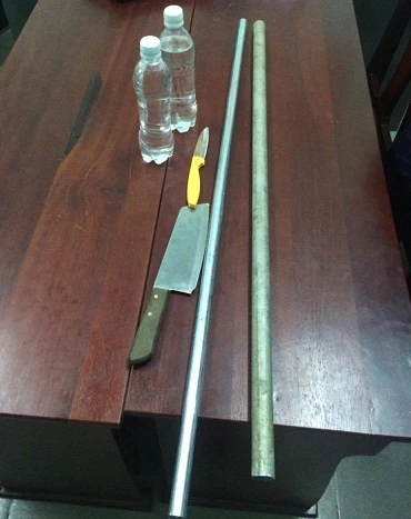 Các dụng cụ để mở khóa và hung khí 