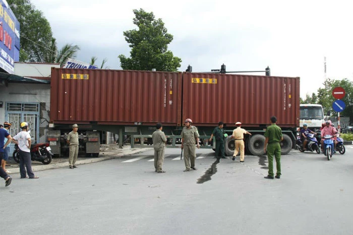 Xe container đâm sập cửa hàng nội thất, nhiều người thoát chết ảnh 2