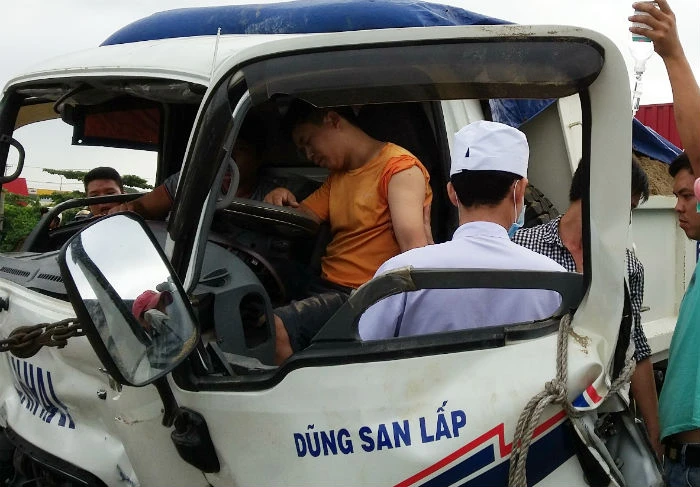 Giải cứu tài xế mắc kẹt trong ca bin xe tải bị biến dạng ảnh 1 Giải cứu tài xế mắc kẹt trong ca bin xe tải bị biến dạng ảnh 1