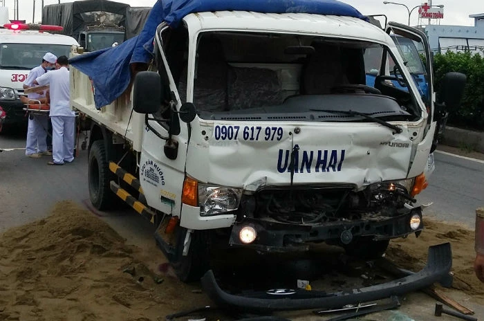 Giải cứu tài xế mắc kẹt trong ca bin xe tải bị biến dạng ảnh 2 Giải cứu tài xế mắc kẹt trong ca bin xe tải bị biến dạng ảnh 2