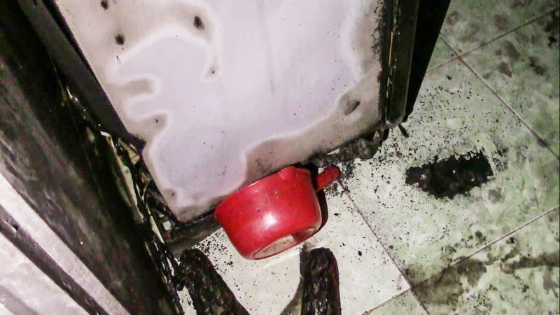 Chiếc ca nhựa được xác định nghi can dùng để tạt xăng phóng hỏa.