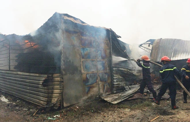 Cháy lớn, một xưởng gỗ bị thiêu rụi ảnh 2