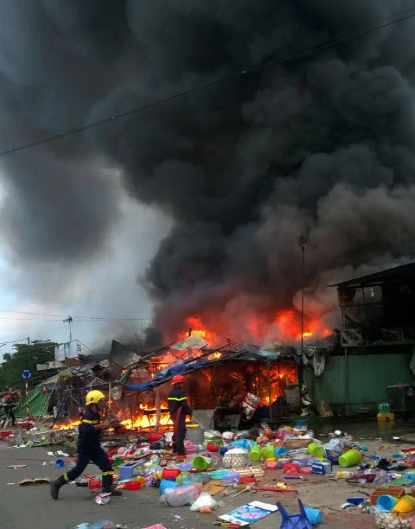 Cháy lớn ba cửa hàng trong làng ĐH Quốc gia ảnh 1