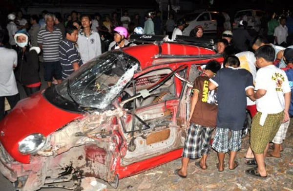 Chiếc ô tô trong vụ tai nạn Cầu Ghềnh năm 2011. Ảnh: Vũ Hội