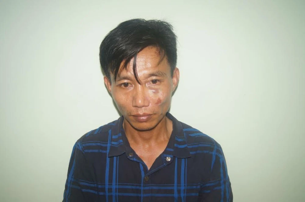 Nghi can Tùng đến cơ quan công an đầu thú sau khi gây án.