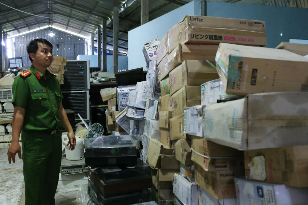 Bắt giám đốc buôn lậu gần 10.000 chai rượu ngoại ảnh 1