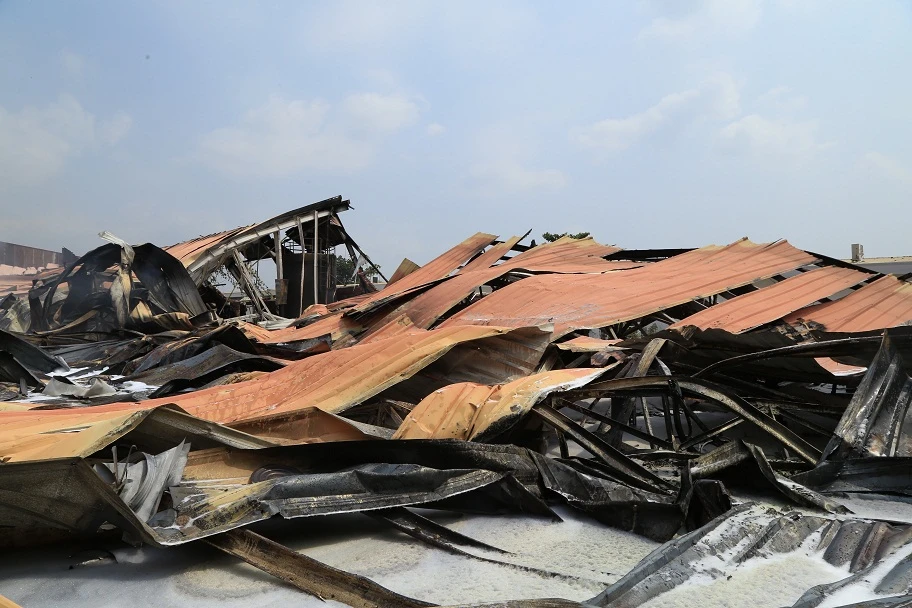 Một công ty gỗ ở Bình Dương cháy dữ dội ảnh 1