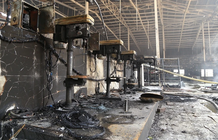 Một công ty gỗ ở Bình Dương cháy dữ dội ảnh 2