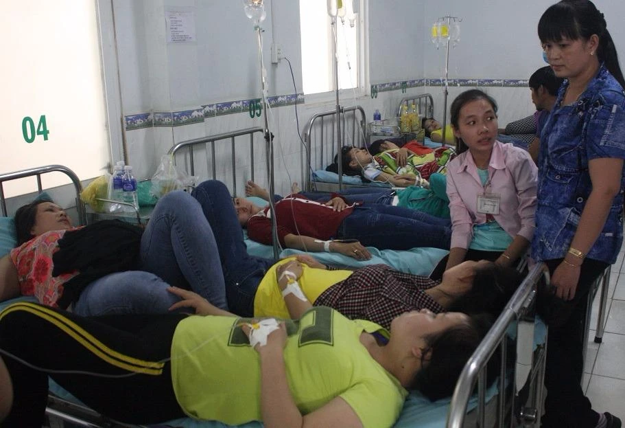 Hàng trăm công nhân nhập viện với biểu hiện nghi bị ngộ độc.