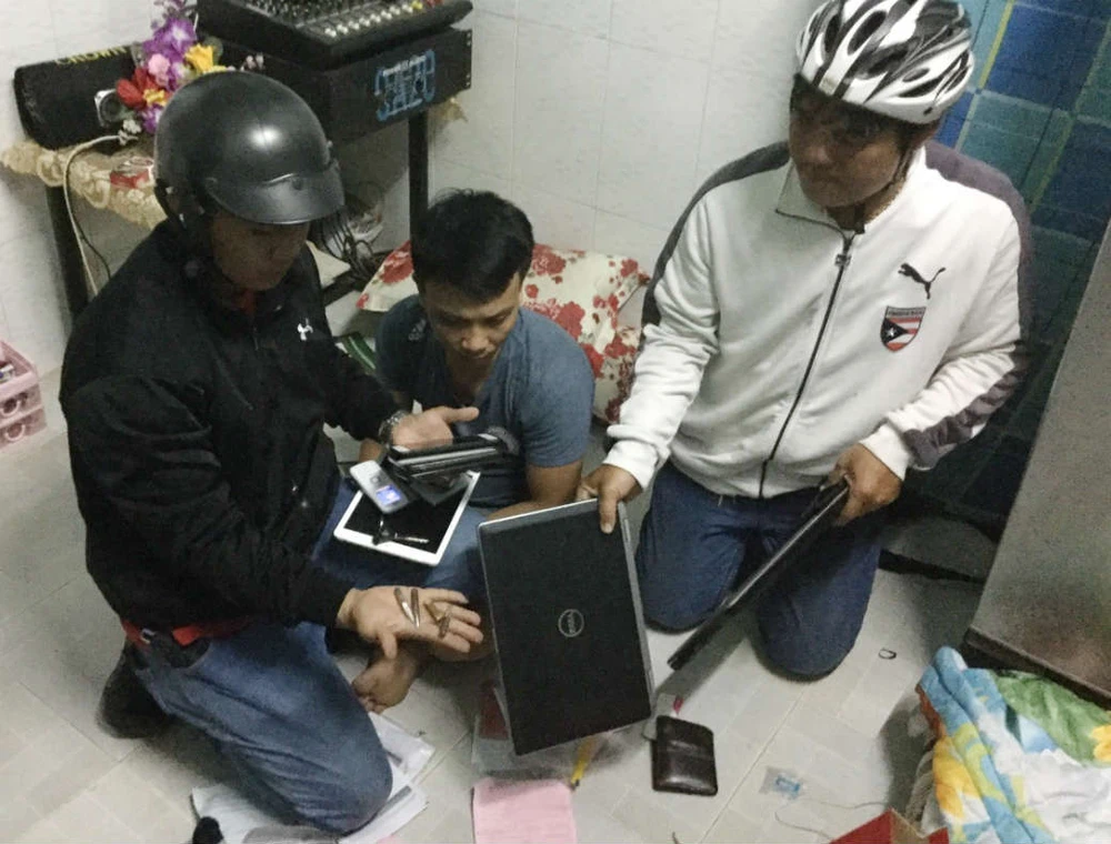 'Hiệp sĩ' bắt 2 nghi can trộm tài sản từ camera an ninh ảnh 1 'Hiệp sĩ' bắt 2 nghi can trộm tài sản từ camera an ninh ảnh 1