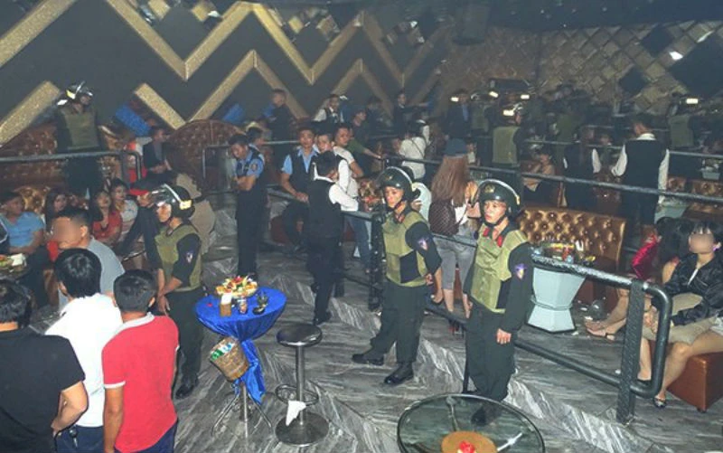 Đưa gần 200 nam nữ trong quán bar kiểm tra ma túy ảnh 1