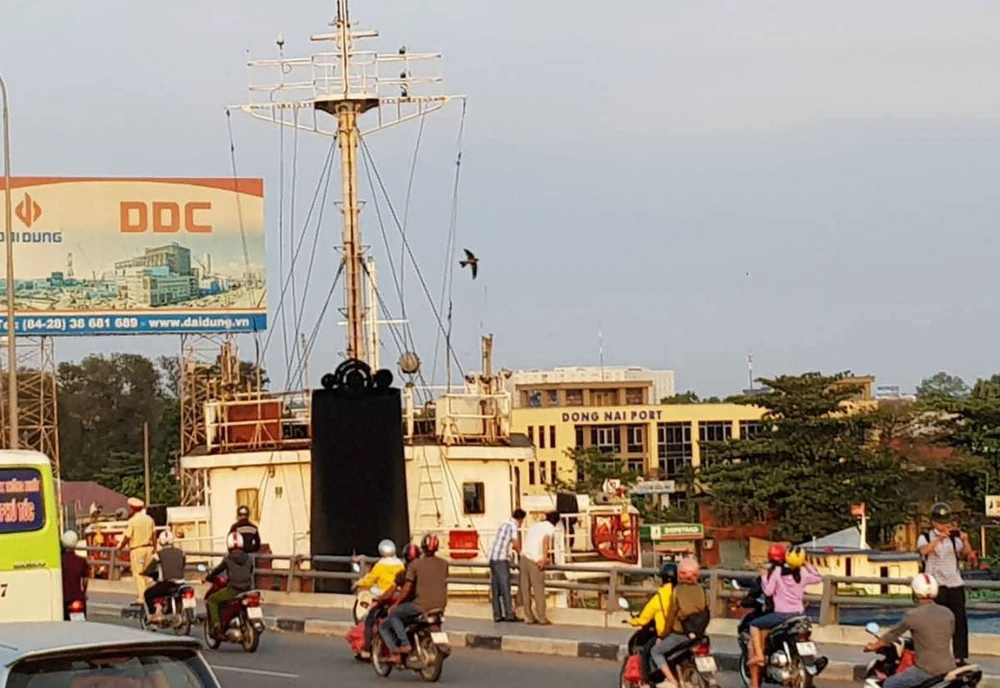 Tàu khủng nghìn tấn bị mắc kẹt dưới cầu Đồng Nai