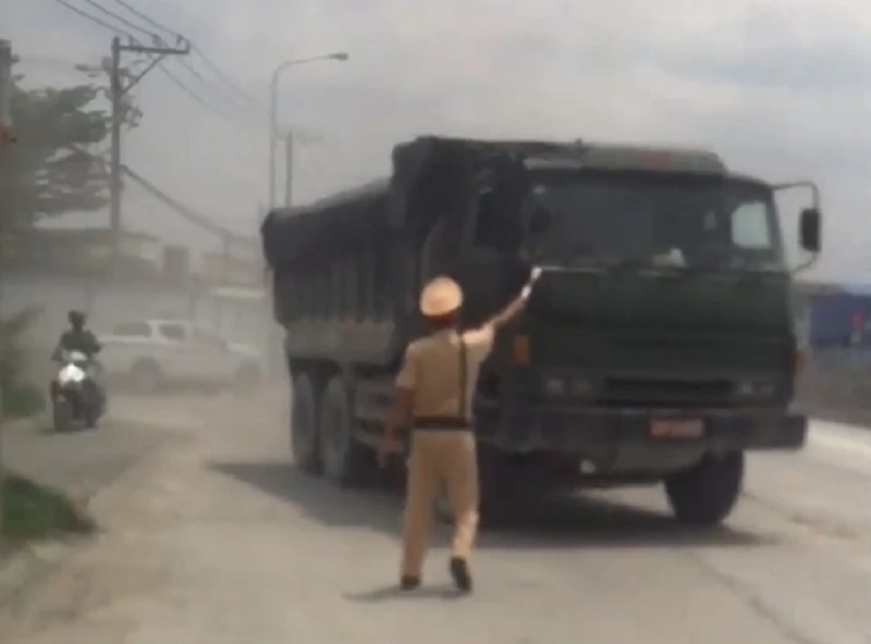 CSGT Đồng Nai truy bắt xe ben nghi gắn biển đỏ giả ảnh 1