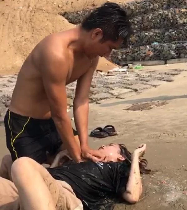 Trung úy Hiếu thực hiện thao tác cứu người. Ảnh: VŨ HỘI.