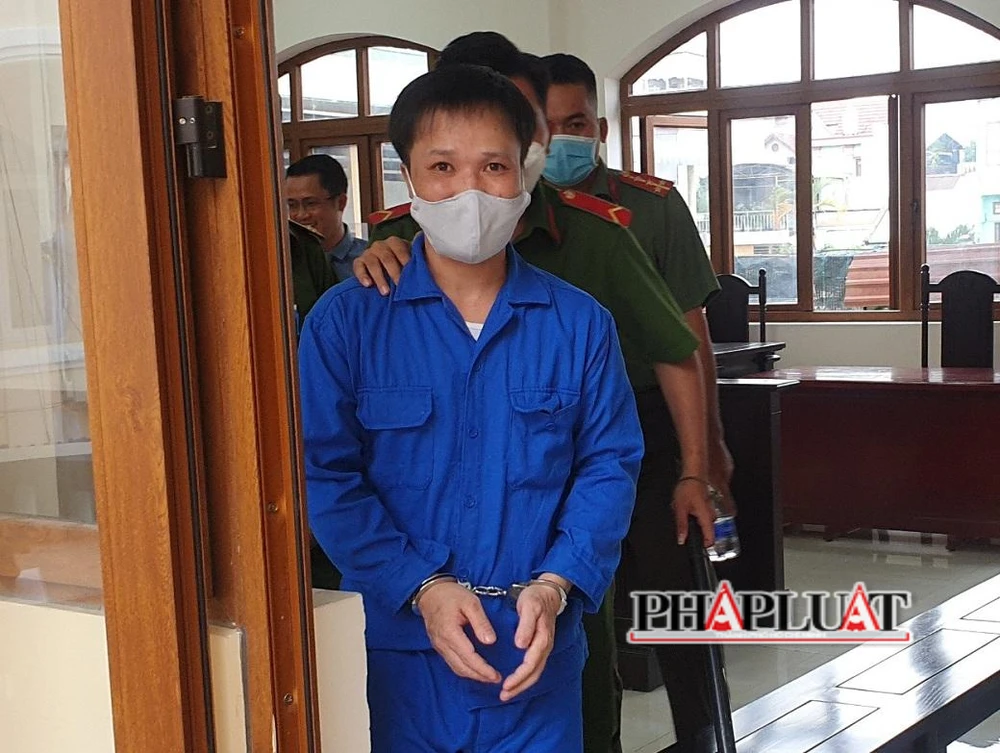 Bị cáo Long tại tòa sơ thẩm. Ảnh: VH. Bị cáo Long tại tòa sơ thẩm. Ảnh: VH.