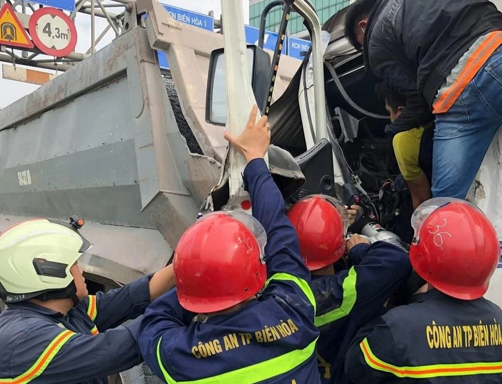 Lực lượng chức năng giải cứu tài xế bị mắc kẹt trong cabin. Ảnh: CTV Lực lượng chức năng giải cứu tài xế bị mắc kẹt trong cabin. Ảnh: CTV