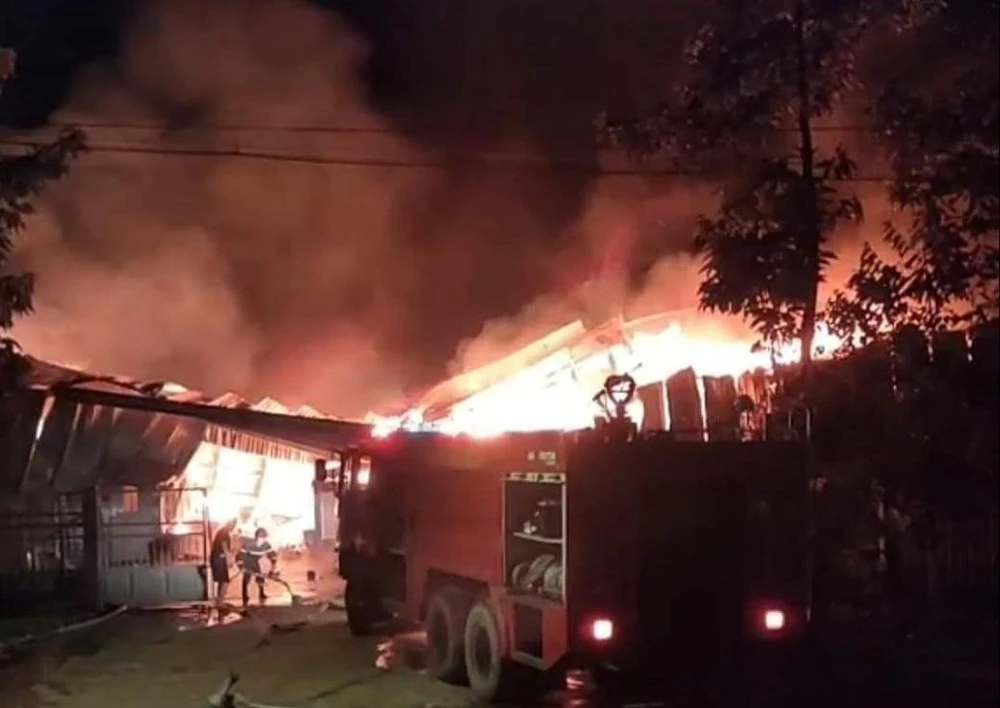 Lực lượng chức năng triển khai khống chế đám cháy. Ảnh: VH