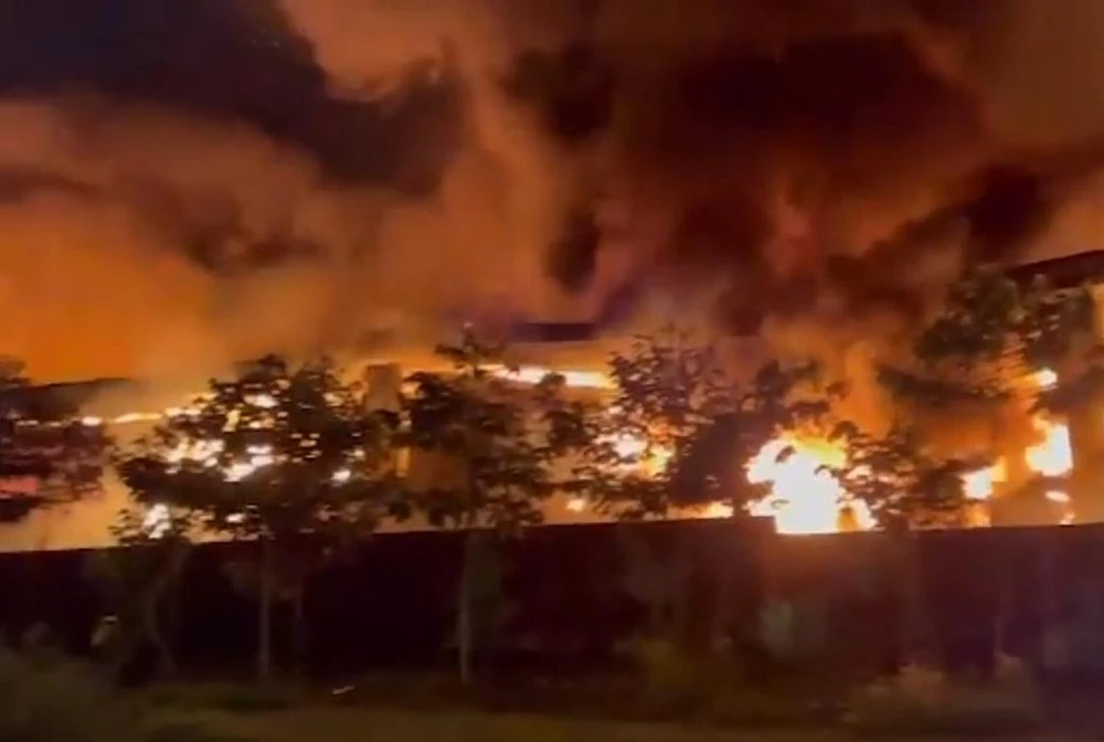 Ngọn lửa nhanh chóng lan rộng. Ảnh: VH