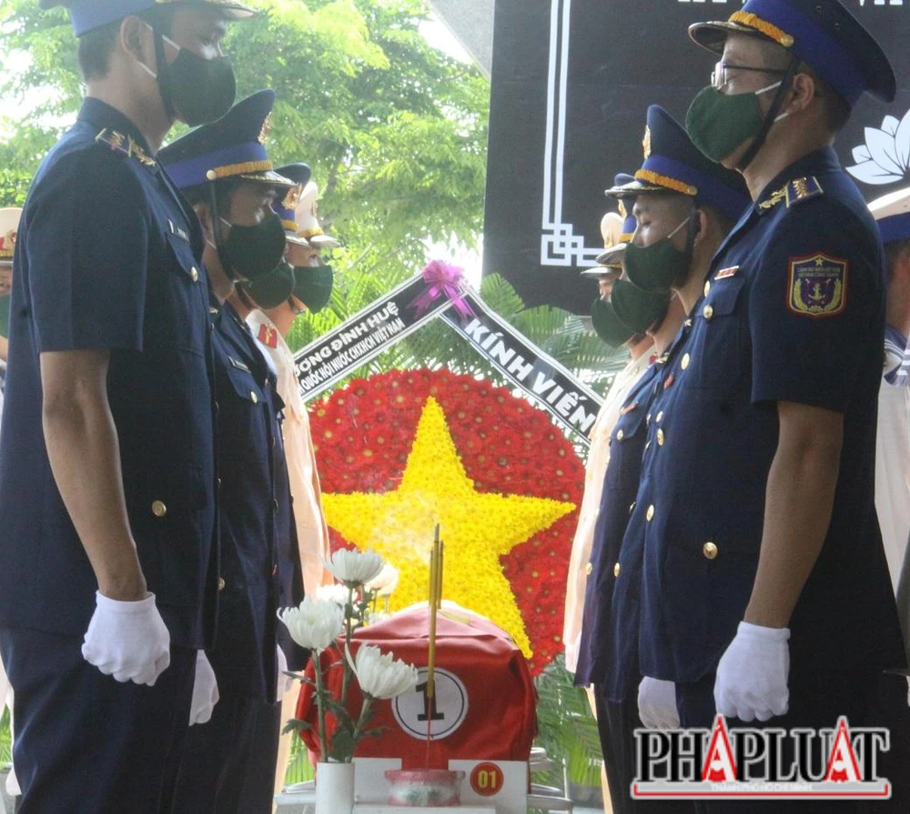 Trang nghiêm trước khi đưa hài cốt liệt sĩ đi an táng.