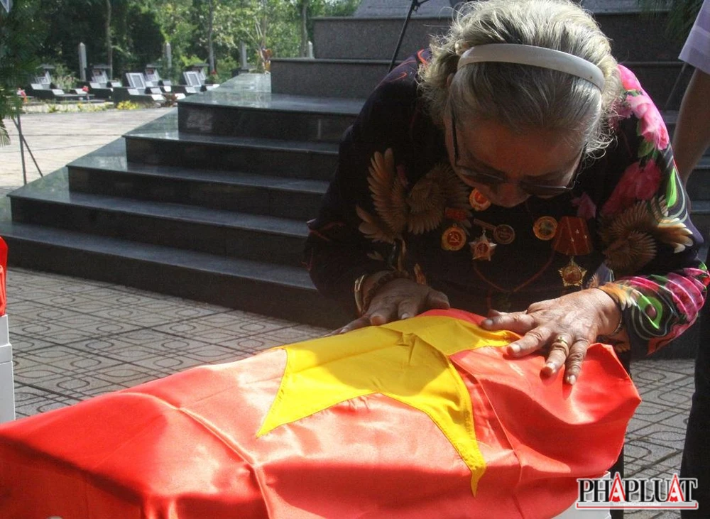 Hình ảnh xúc động trong buổi truy điệu các liệt sĩ.