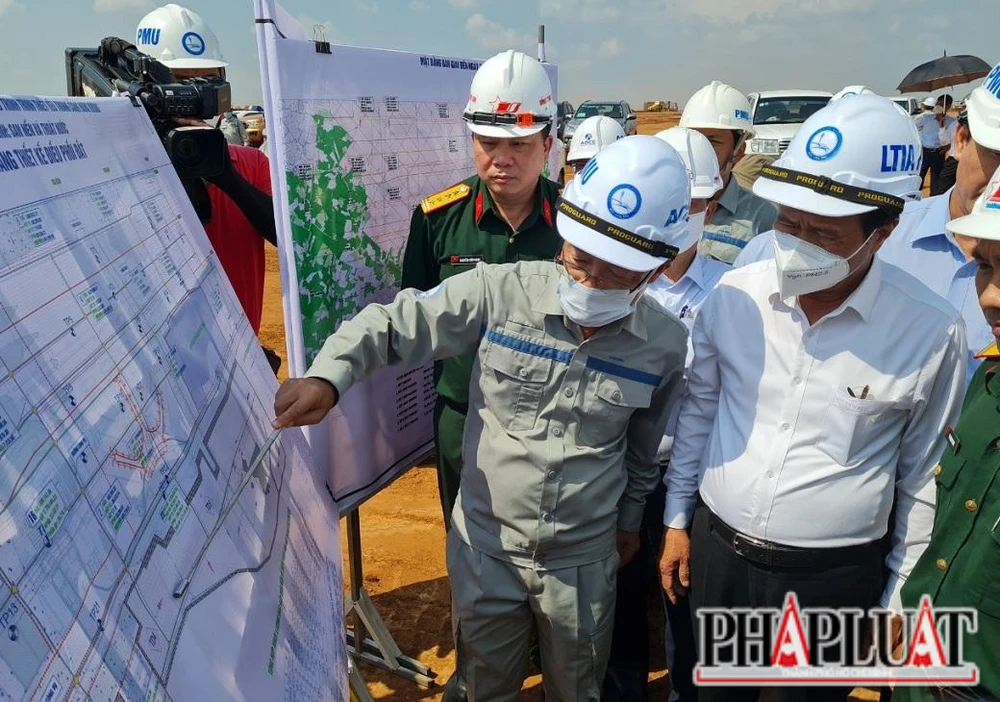 Phó Thủ tướng Lê Văn Thành thị sát tại công trường xây dựng dự án sân bay quốc tế Long Thành. Ảnh: VH.