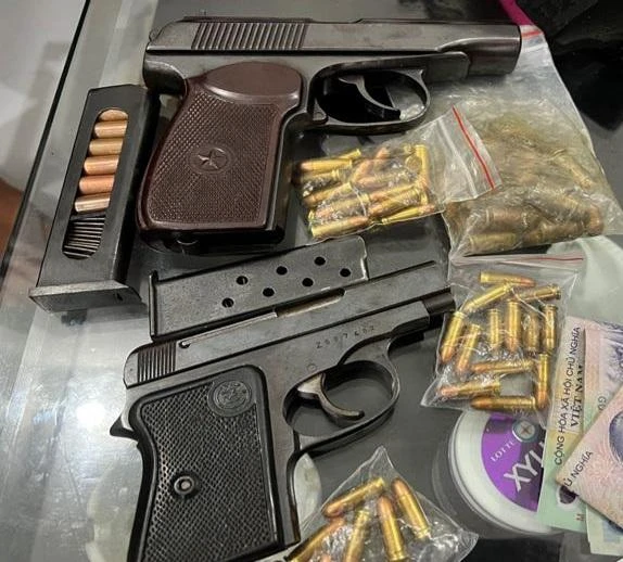 Công an vây bắt nhóm người đang bị truy nã, có thủ súng với đạn đã lên nòng ảnh 2 Công an vây bắt nhóm người đang bị truy nã, có thủ súng với đạn đã lên nòng ảnh 2