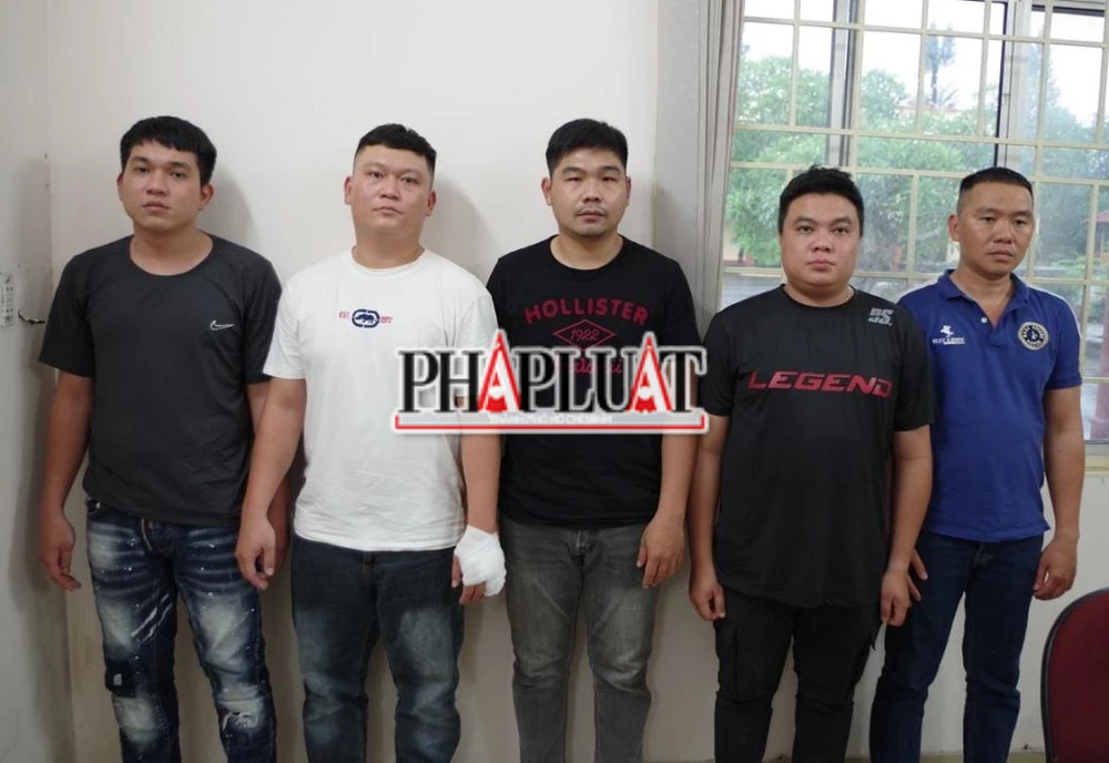 Các nghi can bị tạm giữ. Ảnh: VŨ HỘI Các nghi can bị tạm giữ. Ảnh: VŨ HỘI