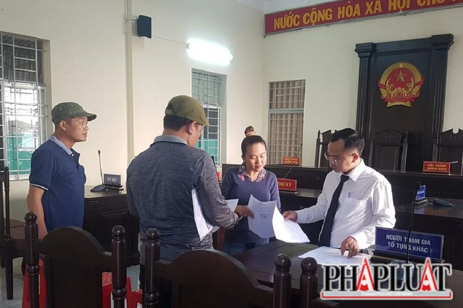 Các bị can trao đổi với Thư ký tòa trong một buổi xét xử sơ thẩm vào năm 2019. Ảnh: VH. Các bị can trao đổi với Thư ký tòa trong một buổi xét xử sơ thẩm vào năm 2019. Ảnh: VH.