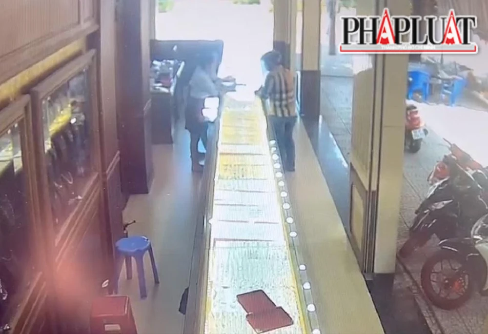 Nghi can vào tiệm vàng hỏi mua rồi thực hiện vụ cướp.