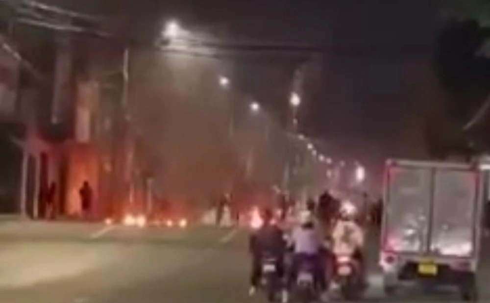 Hai nhóm thanh niên dùng "bom xăng" giải quyết mâu thuẫn và có nhiều tiếng nổ lớn nghi tiếng súng. Ảnh cắt Clip.