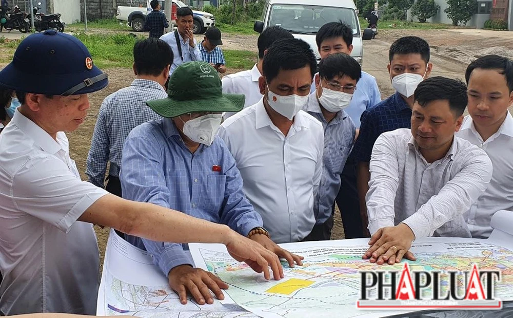 Đoàn công tác của Ủy ban Kinh tế Quốc hội khảo sát thực tế dự án cao tốc Biên Hòa- Vũng Tàu. Ảnh: VH.