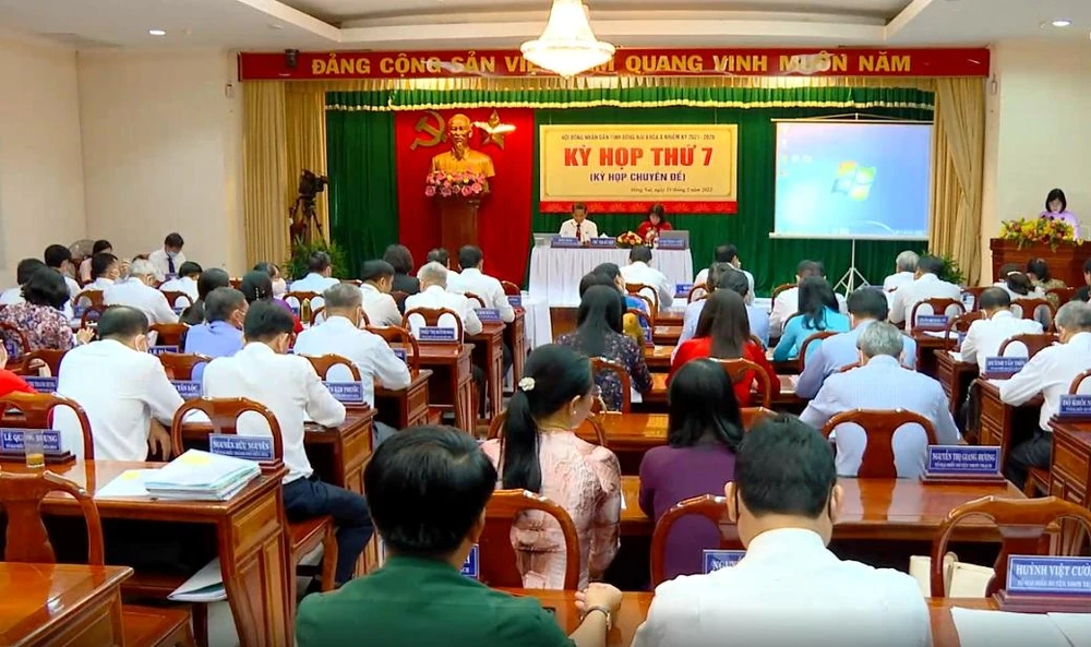 Tại kỳ họp, các đại biểu biểu quyết Nghị quyết thống nhất chủ trương và cam kết số vốn ngân sách địa phương cho dự án đường cao tốc Biên Hòa- Vũng Tàu giai đoạn 1. Ảnh: VH.