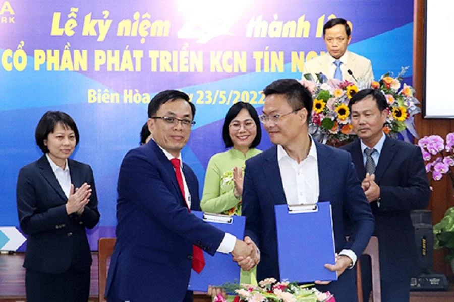 Phó chủ tịch UBND tỉnh Đồng Nai Nguyễn Thị Hoàng (áo dài xanh) chứng kiến lễ ký kết hợp tác.