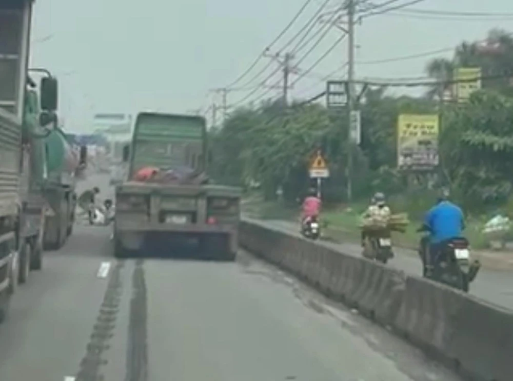 Hai tài xế xe container dùng hung khí tấn công tài xế xe tải ben.