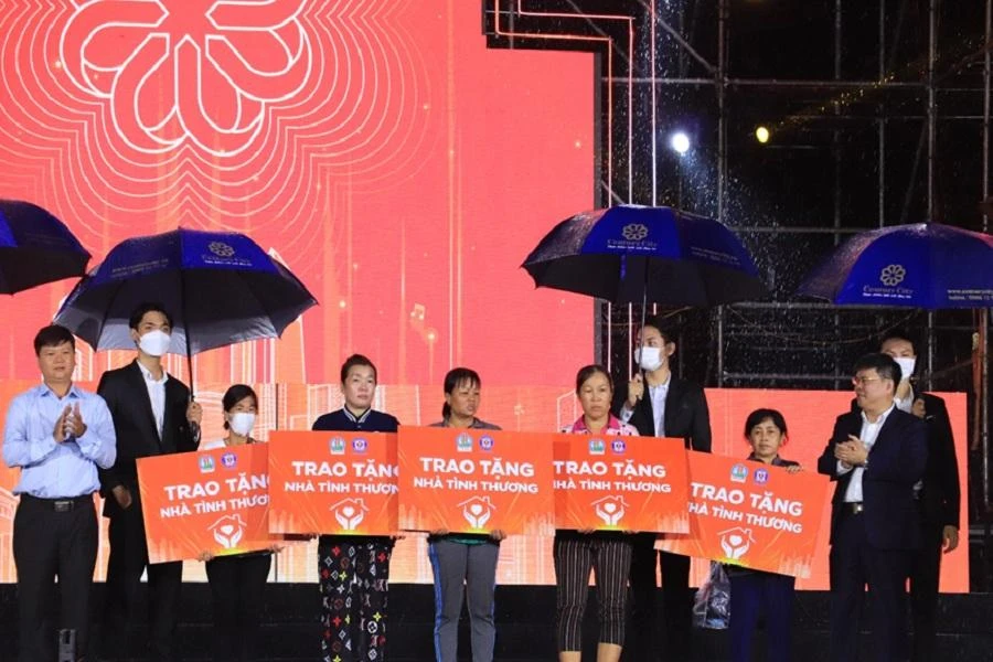 Kim Oanh Group đóng góp 300 tỉ để hỗ trợ người nghèo, xây dựng nhà tình thương. Ảnh: VH.