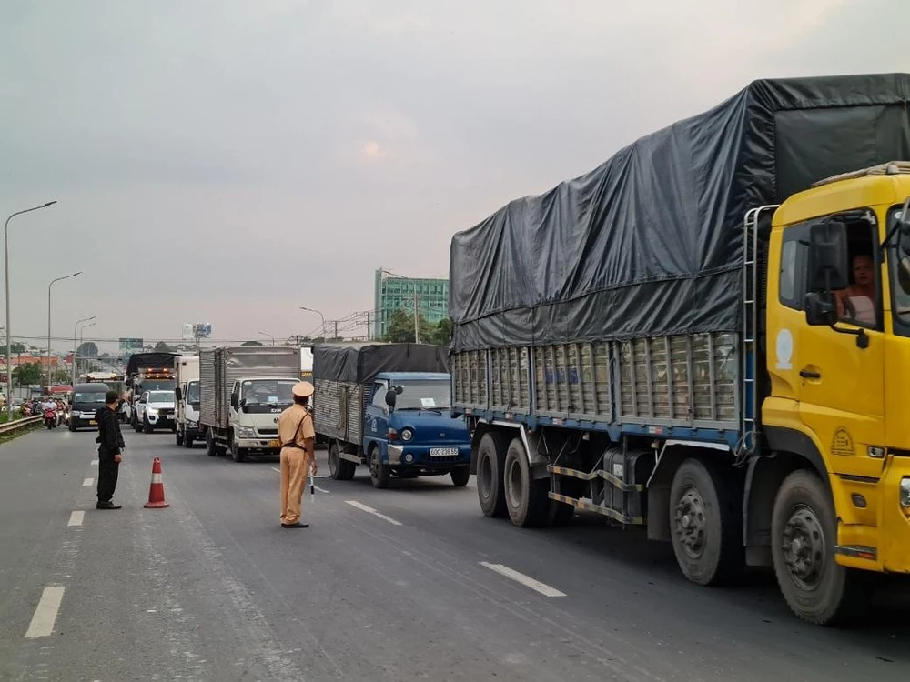 Vụ tai nạn khiến giao thông tuyến quốc lộ 1 theo hướng Bắc - Nam bị ùn tắc. Ảnh: VH.