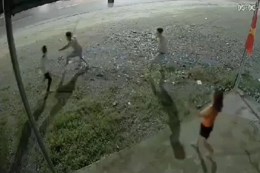 Nhóm thanh thiếu niên dùng hung khí đến tận nhà đối thủ truy sát. Ảnh cắt từ clip.